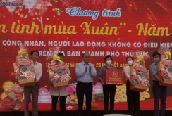 Chủ tịch nước Nguyễn Xuân Phúc trao quà Tết cho công nhân khó khăn