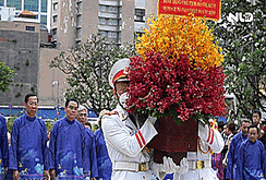 Đại biểu chương trình "Đối thoại hữu nghị" dâng hoa tại tượng đài Chủ tịch Hồ CHí Minh