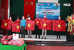 Trao thêm 1.000 lá cờ Tổ quốc cho ngư dân tỉnh Quảng Nam