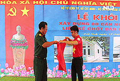 Trao cờ Tổ quốc và xây nhà mới cho quân dân vùng biên giới Long An