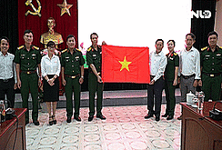 Trao 20.000 lá cờ Tổ quốc cho Bộ Tư lệnh Quân khu 7