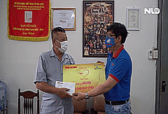 "Mai Vàng nhân ái" trao tiền hỗ trợ soạn giả Đăng Minh