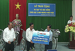 Báo Người Lao Động trao 10.000 lá cờ Tổ quốc tại Trà Vinh