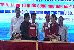 Báo Người Lao Động ký kết chương trình phối hợp, trao cờ và học bổng tại tỉnh Sóc Trăng