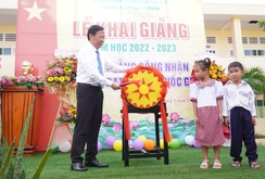 Chủ tịch UBND TP HCM Phan Văn Mãi dự khai giảng tại Cần Giờ