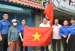 Người dân phấn khởi đón “Đường cờ Tổ quốc” về địa phương