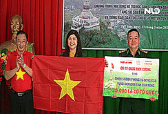 Trao tặng tỉnh Đắk Nông 10.000 lá cờ Tổ quốc và 100 suất học bổng