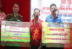 15.000 lá cờ Tổ quốc và 300 suất học bổng đến với Long An