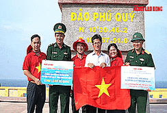 Tặng huyện đảo Phú Quý 5.000 lá cờ Tổ quốc