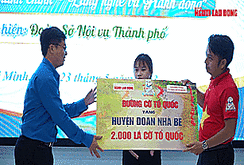 Báo Người Lao Động trao 2.000 lá cờ Tổ quốc cho Huyện Nhà Bè