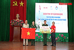 Trao 5.000 lá cờ Tổ quốc cho đồng bào, chiến sĩ biên giới tỉnh Tây Ninh