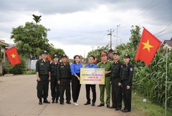 Trao tặng 1.000 lá cờ Tổ quốc và 53 suất học bổng tại huyện Cư Kuin, tỉnh Đắk Lắk