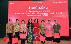 Công ty Coca-Cola Việt Nam hỗ trợ phụ nữ Duyên Thái bán hàng trên thương mại điện tử 