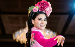 Hoa hậu Nguyễn Trang làm vedette khi diễn BST áo dài