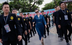 Hoa hậu Bùi Thị Hà được 100 vệ sĩ bảo vệ tại MMA Rising Legend