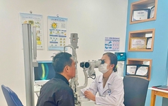 Bỏng mắt - nguy cơ đến từ đèn UV hồ cá, keo dán 502