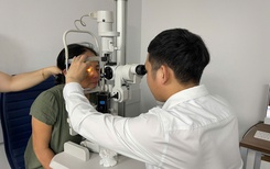 Một phụ nữ thoát khỏi mù mắt nhờ cấp cứu kịp thời sau khi bị ong đốt