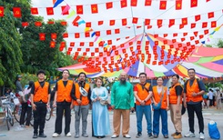 Nghệ sĩ Đức Xuân tặng xe đạp cho học sinh nghèo nhân dịp khai giảng