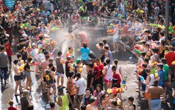 Tưng bừng lễ hội té nước Thái Lan, lễ hội tắm bùn Hàn Quốc