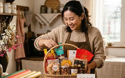 Nhiều người lựa chọn tự thiết kế giỏ quà Tết để tăng tính ý nghĩa dịp đầu năm