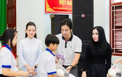 CEO, nghệ sĩ Kristine Thảo Lâm cùng các nghệ sĩ trao quà cho bà con nghèo Vĩnh Long