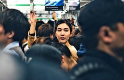 Đi bên em này lại liếc em kia… Đi bên em này lại liếc em kia…