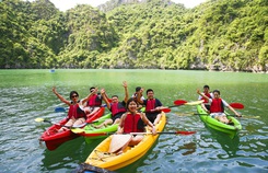 Mùa thu vàng khua mái chèo kayak trên vịnh Hạ Long Mùa thu vàng khua mái chèo kayak trên vịnh Hạ Long