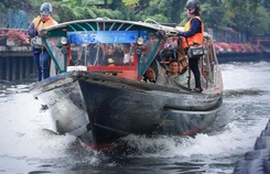 Đi vòng quanh Bangkok bằng taxi nước Đi vòng quanh Bangkok bằng taxi nước