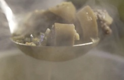 Độc đáo món đuôi bò hầm lá sọ chó Độc đáo món đuôi bò hầm lá sọ chó