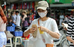 Du khách Hàn Quốc tấm tắc khen bánh mì Hà Nội quá ngon Du khách Hàn Quốc tấm tắc khen bánh mì Hà Nội quá ngon