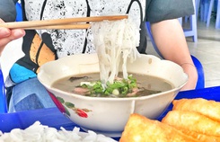 Độc lạ: Vì sao người miền Tây đã ăn cháo lòng còn kèm với bún? Độc lạ: Vì sao người miền Tây đã ăn cháo lòng còn kèm với bún?
