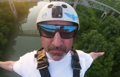 Người đàn ông mua riêng cây cầu để nhảy bungee Người đàn ông mua riêng cây cầu để nhảy bungee