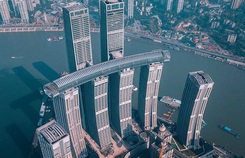 Tòa nhà nằm ngang vắt giữa các cao ốc chọc trời Tòa nhà nằm ngang vắt giữa các cao ốc chọc trời