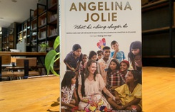 Angelina Jolie từng khiến bố mẹ khóc vì quyết định của mình Angelina Jolie từng khiến bố mẹ khóc vì quyết định của mình