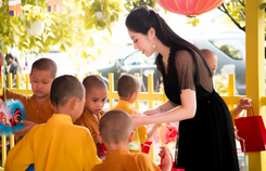 Tô Diệp Hà mang Trung thu ấm áp cho trẻ em cơ nhỡ Tô Diệp Hà mang Trung thu ấm áp cho trẻ em cơ nhỡ