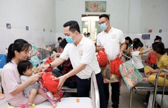 Generali trao tặng 500 phần quà cho bệnh nhi khó khăn Generali trao tặng 500 phần quà cho bệnh nhi khó khăn