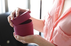 Tôi sợ những món quà “trả góp” từ chồng Tôi sợ những món quà “trả góp” từ chồng