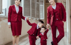 Gia đình “Hoàng tử xiếc” Quốc Cơ diện suit đỏ mừng kỷ niệm đặc biệt Gia đình “Hoàng tử xiếc” Quốc Cơ diện suit đỏ mừng kỷ niệm đặc biệt