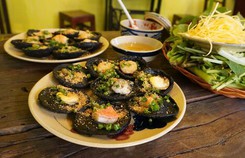 Bánh khọt than tre giá 55.000 đồng một phần Bánh khọt than tre giá 55.000 đồng một phần