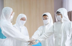 ILA tặng học bổng cho con của y, bác sĩ, nhân viên y tế trực tiếp điều trị bệnh nhân Covid-19 ILA tặng học bổng cho con của y, bác sĩ, nhân viên y tế trực tiếp điều trị bệnh nhân Covid-19