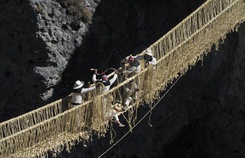Người Peru dệt lại cây cầu treo 500 năm tuổi Người Peru dệt lại cây cầu treo 500 năm tuổi