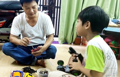 Ở nhà chống dịch, đàn ông làm bảo mẫu Ở nhà chống dịch, đàn ông làm bảo mẫu