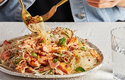 Món salad miến cá hồi đậm đà cho bữa trưa