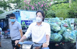 Diễn viên Đoàn Minh Tài, ca sĩ Sunny Đan Ngọc trao quà cho bà con nghèo bị cách ly Diễn viên Đoàn Minh Tài, ca sĩ Sunny Đan Ngọc trao quà cho bà con nghèo bị cách ly