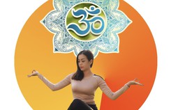 Người phụ nữ nhiệt huyết với yoga và thiền Người phụ nữ nhiệt huyết với yoga và thiền