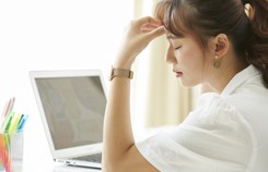 Chồng nhắn tin thân mật với người đàn bà trẻ hơn tôi 20 tuổi Chồng nhắn tin thân mật với người đàn bà trẻ hơn tôi 20 tuổi