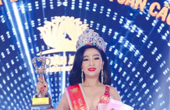 NTK Tommy Nguyễn trao giải cho Hoa hậu thiện nguyện Nguyễn Thị Kim Phượng