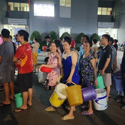 Nửa đêm, hàng trăm cư dân xếp hàng lấy nước