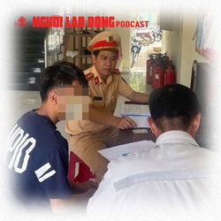 Bất ngờ lai lịch đối tượng dùng chân lái xe máy trên đường
