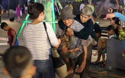 Xót cảnh người già, trẻ nhỏ bị phơi nắng, phơi sương
